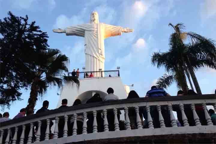 No alto do Morro do Calvário, em Francisco Beltrão (PR), a estátua do Cristo Redentor foi inaugurada em 1992, com ênfase no turismo religioso. A tradição local começou nos anos 1960, com a criação da Via Sacra e da Gruta de Nossa Senhora de Lourdes.