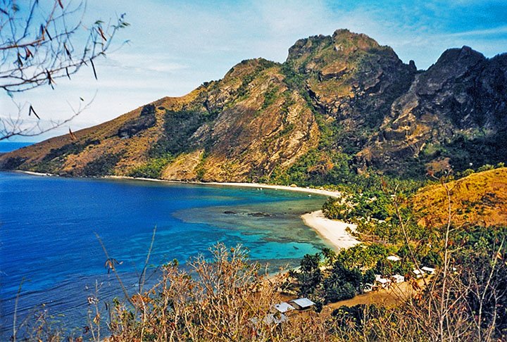 Ilhas Fiji: Além de desfrutar das praias paradisíacas, os viajantes podem explorar aldeias tradicionais, experimentar a culinária local e participar de cerimônias culturais. São 322 ilhas, das quais apenas 106 ainda são habitadas.