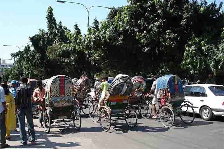 Esses veículos em Bangladesh são movidos a pedal e estão disponíveis para aluguel em todo o país. A capital do país, Daca, é algumas vezes chamada de "Cidade dos Riquixás".