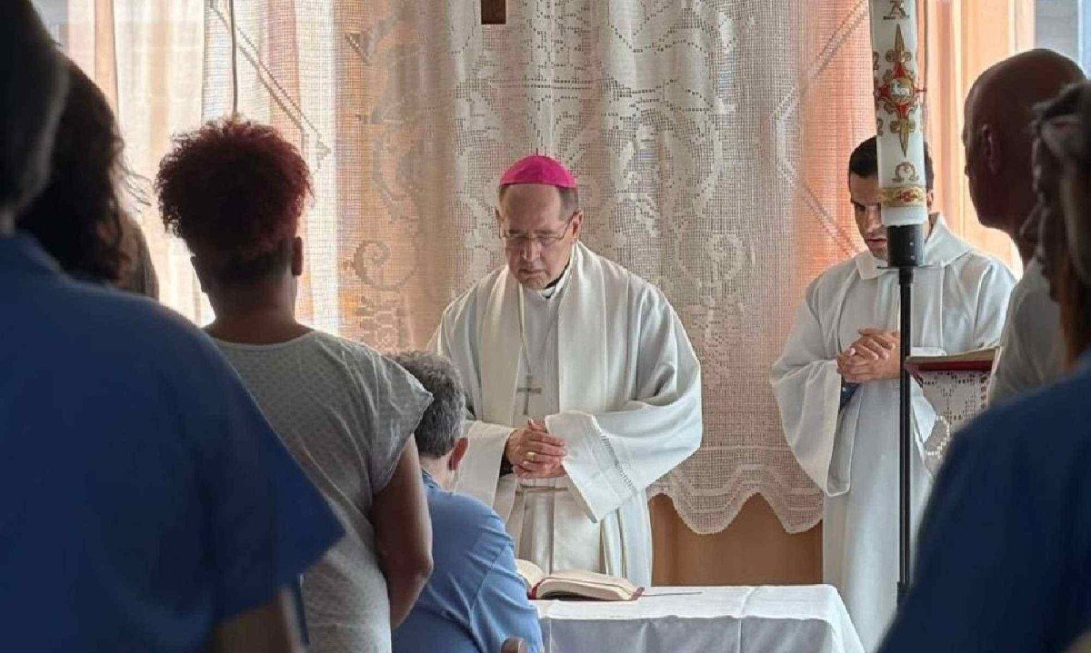 Neste ano, dom Walmor deixou a missa solene na Catedral Cristo Rei para visitar os doentes -  (crédito: ARQUIDIOCESE DE BH/DIVULGAÇÃO)