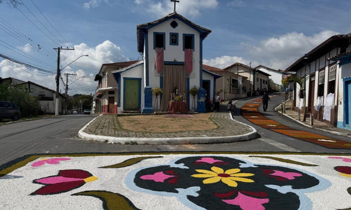 Moradores de Minas capricham nos tapetes devocionais para a Procissão da Ressureição -  (crédito:  Júlio Moreira/EM/D.A Press)