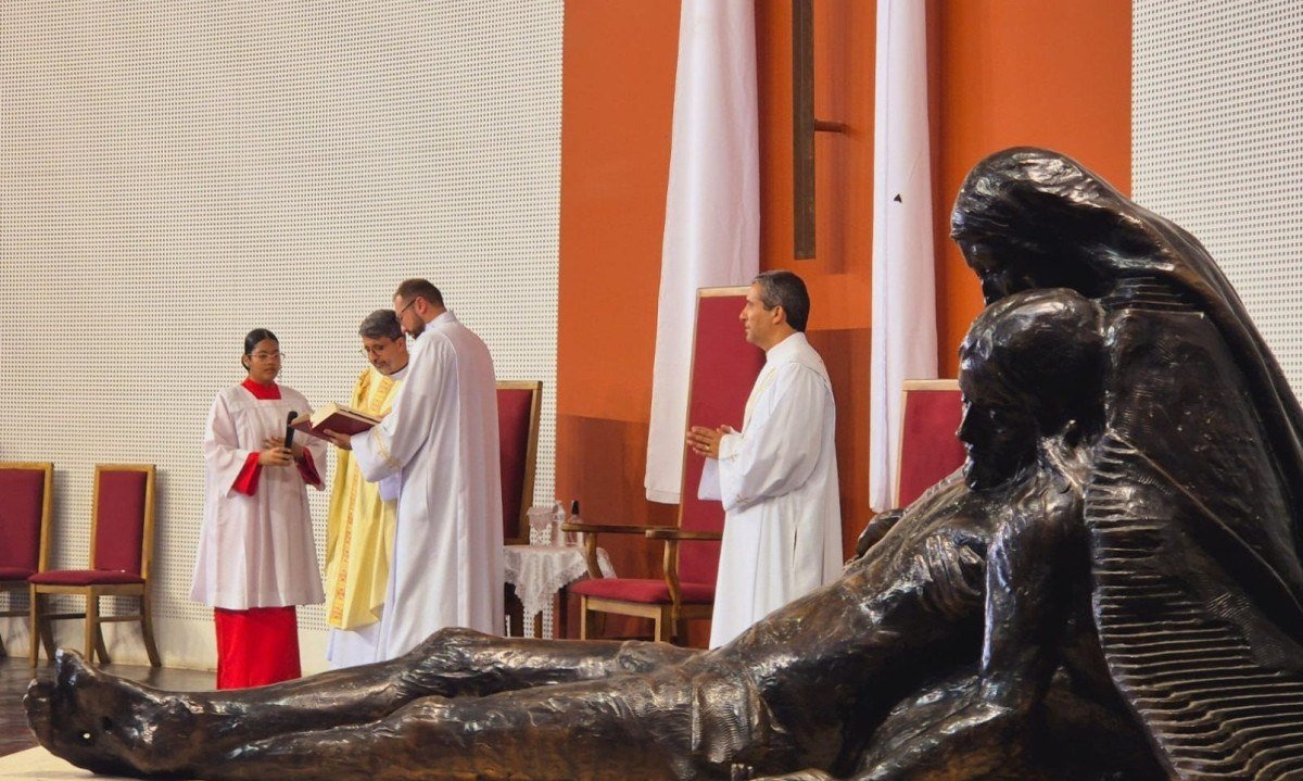 A tradicional missa contou com a condução do Padre Eutrópio Aécio neste ano e ocupou quase todo o espaço, que comporta 1.200 pessoas -  (crédito: Jair Amaral/EM/D.A Press)