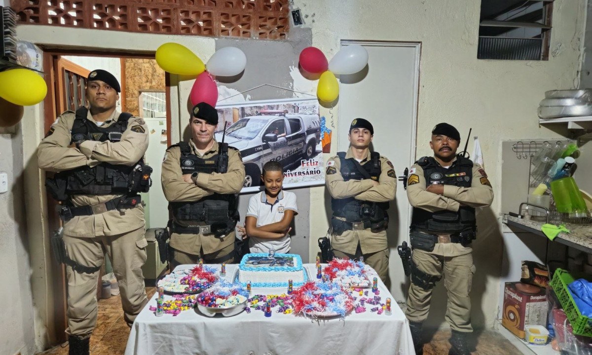 Pol&iacute;cia Militar foi convidada e compareceu a uma festa de anivers&aacute;rio no Bairro Vila Cl&oacute;ris de BH -  (crédito: PMMG/Divulga&ccedil;&atilde;o)