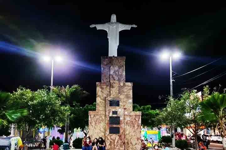A imagem do Cristo Redentor de Currais Novos (RN) foi inaugurada em 1937 e doada pelo coronel Manoel Salustino. Importada da França, a estátua em granito é uma réplica do Cristo do Rio de Janeiro.