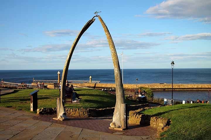 Outro belo ponto turístico é Whalebone Arch, um dos monumentos mais icônicos de Stanley. Construído em 1933 para celebrar o centenário da presença britânica nas Malvinas, o arco é formado por dois ossos de mandíbula de baleia azul.
