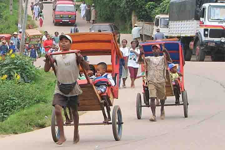 Os riquixÃ¡s, conhecidos como pousse-pousse, sÃ£o um meio de transporte muito comum em vÃ¡rias cidades de Madagascar. Eles sÃ£o normalmente enfeitados brilhantemente.