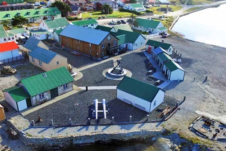 O Falkland Islands Museum é uma atração cultural central em Stanley, ideal para quem quer conhecer mais sobre a vida nas ilhas ao longo dos séculos. Suas exposições incluem objetos históricos, fósseis, equipamentos náuticos e até veículos utilizados durante a Guerra das Malvinas.