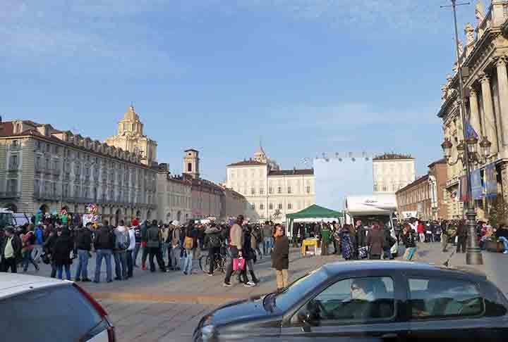 Turim tem poucos hotéis de luxo, porém há um grupo de propriedades da NH Hotels, uma marca europeia em rápido crescimento.  O Ristorante Carlina no hotel NH Piazza Carlina e? um dos melhores de Torino, com  uma carta de vinhos piemonteses.