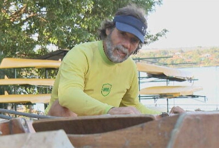 Segundo ele, o barco estava perdido há quatro meses. "Alguém foi até o deck, destruiu cinco barcos e, nesse dia, o barco sumiu", contou o homem.