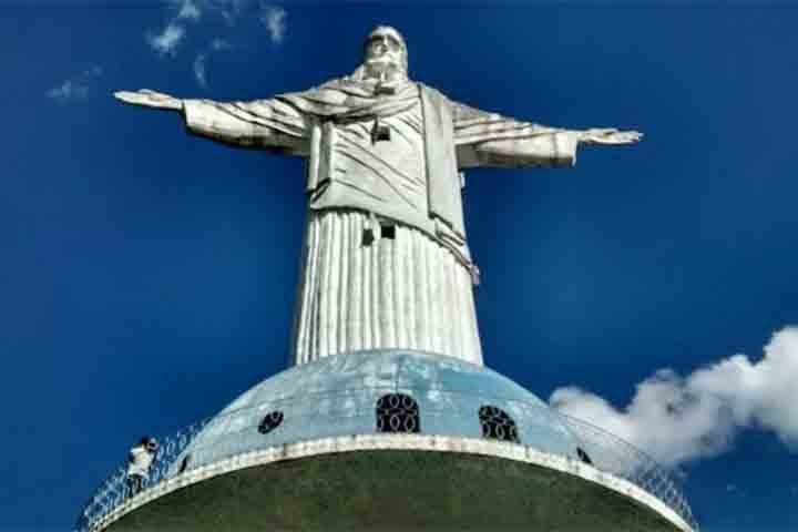 Localizado no bairro Bela Vista, o monumento passa por revitalização para receber melhor os visitantes. Com vista panorâmica da cidade, o Cristo é símbolo de fé e orgulho colatinense. Moreira também assinou outras obras religiosas em cidades do Espírito Santo e do Rio.