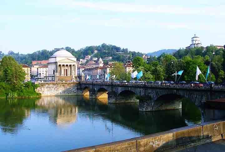 A igreja da Gran Madre di Dio (Grande Mãe de Deus) é de estilo neoclássico dedicada a Maria, Mãe de Deus. Fica na margem ocidental do rio Pó, de frente para a Ponte Vittorio Emanuele I que leva à Piazza Vittorio Veneto, em Turim, região do Piemonte, Itália. 