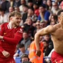Liverpool vence, rebaixa Leicester e pode garantir título sem entrar em campo
