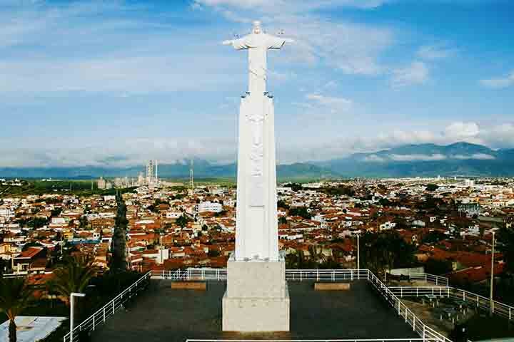 Sobral (CE) está modernizando o Alto do Cristo, com restauração do Cristo Redentor e reurbanização do entorno. O projeto inclui escadaria até o Centro, mirantes, playground, equipamentos esportivos e um anfiteatro.