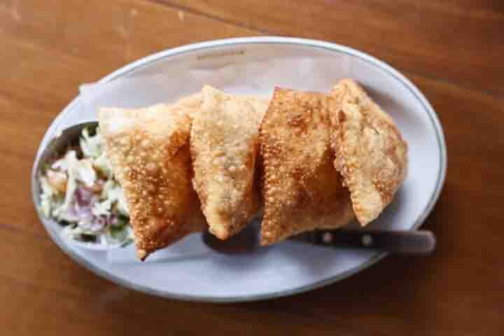 O pastel tem origens incertas, com influências chinesas, portuguesas e japonesas, mas foi no Brasil que ele ganhou sua cara mais conhecida: massa crocante, frita na hora, recheada com os mais variados ingredientes — carne, queijo, frango, pizza, chocolate, doce de leite, entre muitos outros.