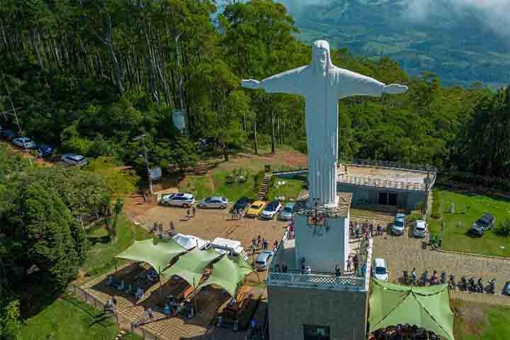 O Cristo Redentor de Poços de Caldas (MG) está localizado a 1.686 metros de altitude, no alto da Serra de São Domingos. Inaugurado em 1958, foi idealizado por José Raphael dos Santos Netto e executado pela empresa de Octaviano Papaiz.