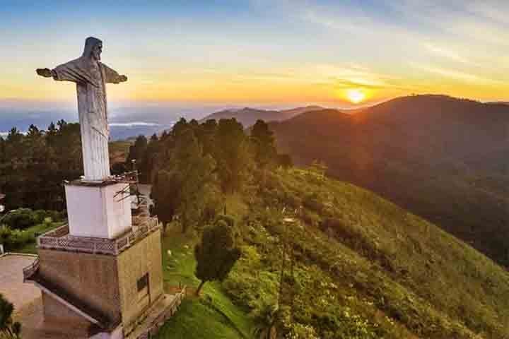 A estátua mede 16 metros, sobre um pedestal de 14 metros, totalizando 30 metros. Com 500 toneladas, impressiona por sua grandiosidade. O local abriga o Parque do Cristo, com estrutura turística, teleférico e uma das vistas mais bonitas da cidade.