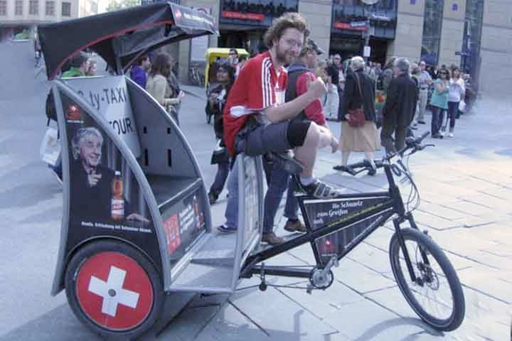 O veículo é movido por um condutor como se fosse uma bicicleta, apesar de algumas configurações serem equipadas com um motor elétrico para auxiliar o condutor. Normalmente, é um triciclo, apesar de existirem alguns modelos quadriciclos e de algumas bicicletas com reboques serem configuradas como riquixás. 