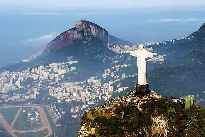 Eleito uma das Sete Maravilhas do Mundo Moderno, o Cristo Redentor do Rio de Janeiro é símbolo máximo do Brasil. Localizado no alto do Corcovado, a 710 metros do nível do mar, foi inaugurado em 1931. A obra, assinada por Heitor da Silva Costa, levou cinco anos para ser concluída.