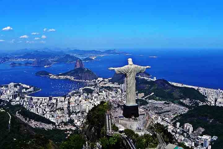 É acessível por trem, carro, van, escadas rolantes ou elevadores panorâmicos. Do alto, é possível contemplar uma das vistas mais espetaculares do planeta, em meio à natureza da Floresta da Tijuca.