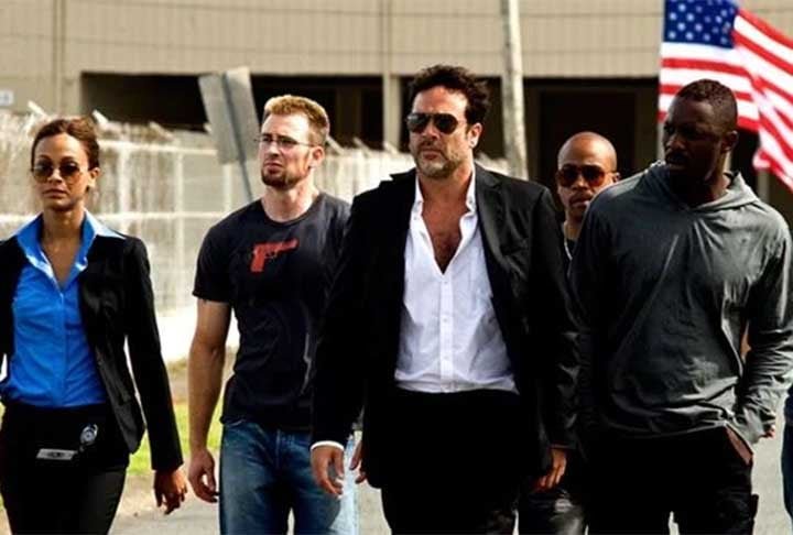Jeffrey Dean Morgan também estrelou "The Losers" (2010) como Clay, o líder de uma equipe de operações especiais que busca vingança após serem traídos e dados como mortos. No filme, que é uma adaptação de uma série de quadrinhos da DC Comics, Clay e seu grupo enfrentam desafios enquanto tentam derrubar um poderoso inimigo que os manipulou. 