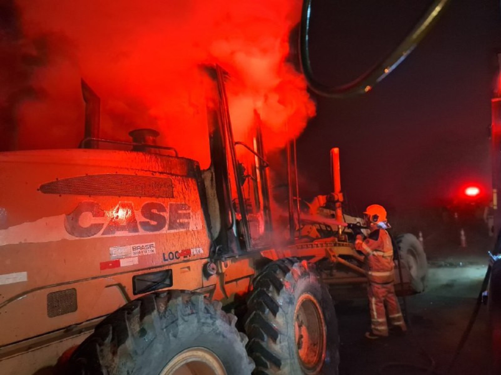 Máquina agrícola envolvida em acidente que matou dois jovens pegou fogo horas depois de batida