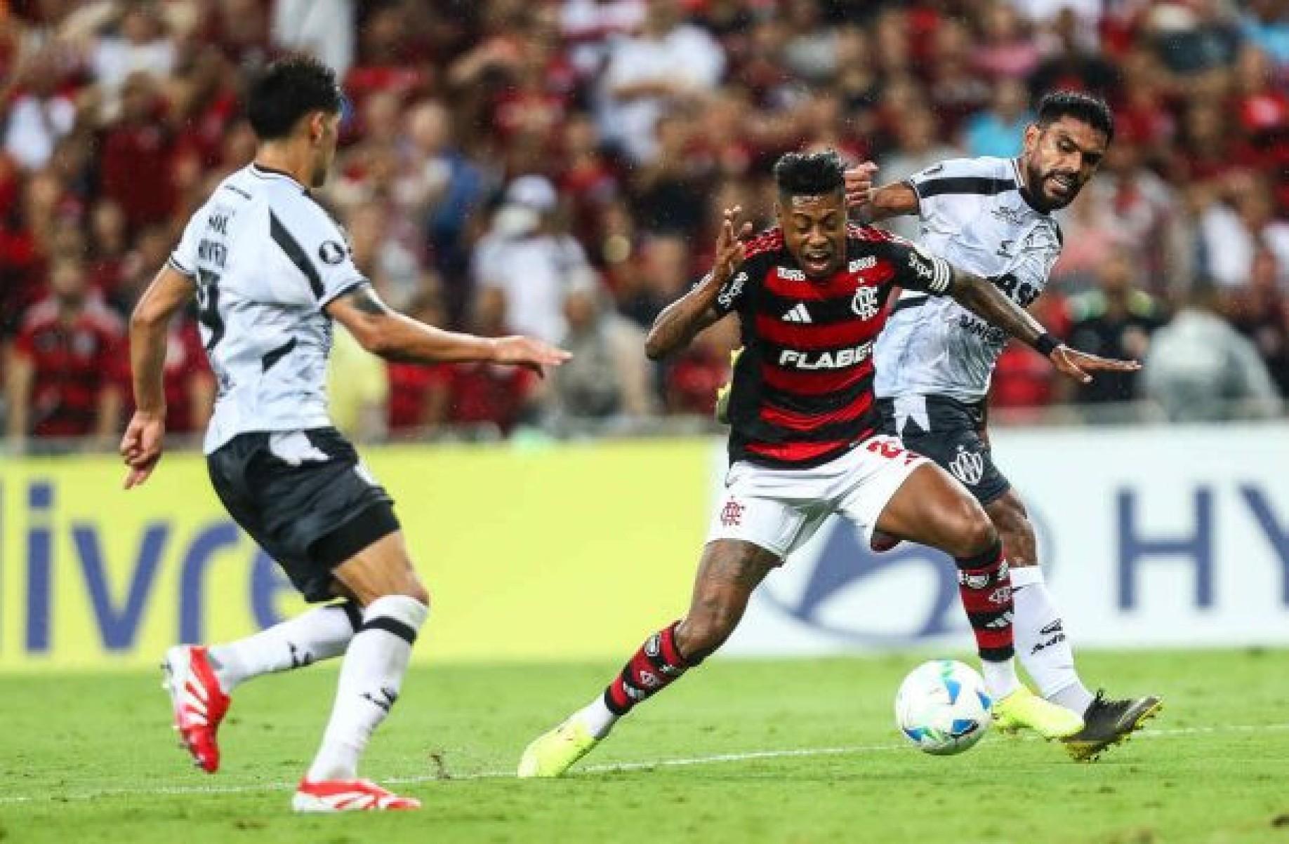 Advogado de Bruno Henrique quebra silêncio sobre o caso: ‘Mensagens fora de contexto’