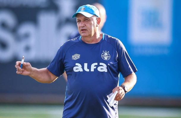 TÉCNICO (Interino): JAMES FREITAS - Neste jogo, colocou Monsalve no time titular, apostando na qualidade de passe do jogador. O seu time teve muita raça e conseguiu um bom resultado, Vai entregar ao novo treinador um tiem que não perdeu o Gre-Nal. NOTA 7,0.Foto: Lucas Uebel/Grêmio
