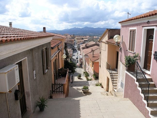 Arzachena, onde foram encontradas as moedas históricas, é uma comuna italiana da região da Sardenha, província de Sassari, com cerca de 10.425 habitantes. 