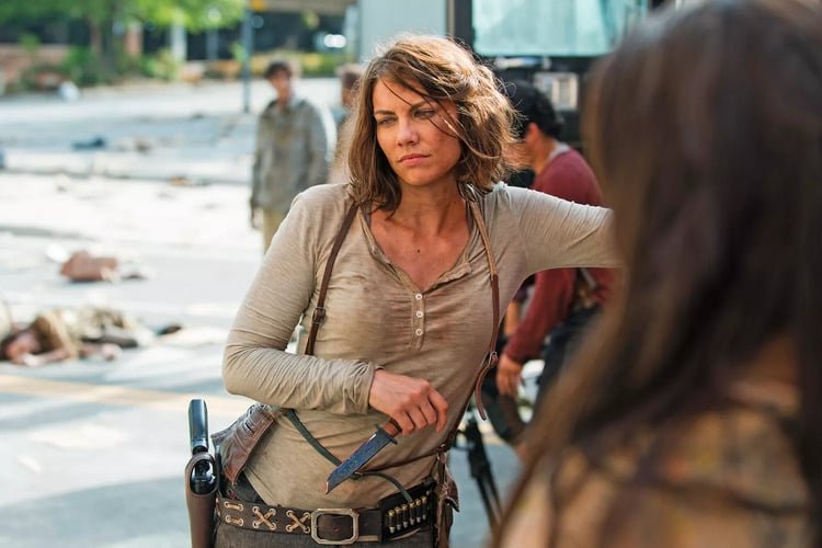 "É a coisa mais engraçada que aconteceu no ano, mas engraçada apenas em retrospecto", disse a atriz Lauren Cohan (que vive Maggie - foto). "Não! Já foi engraçado na época", retrucou Jeffrey, levando na boa a degustação nojenta. 