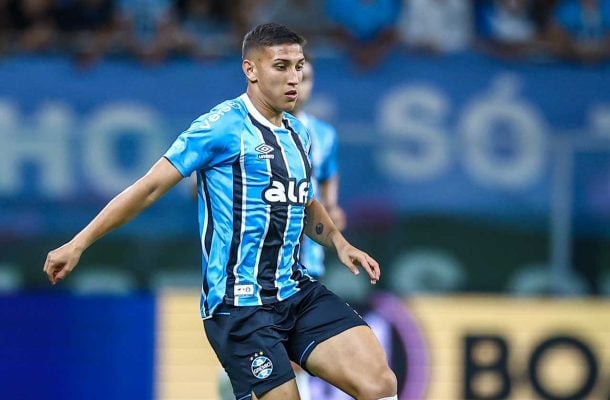 MONSALVE - Bom papel no primeiro tempo, tanto ajudando a defesa quanto partindo com a bola.  Cansou no segundo tempo e foi substituído por Cristaldo aos 33 da etapa final. NOTA 6,0. Foto: Lucas Uebel/Grêmio