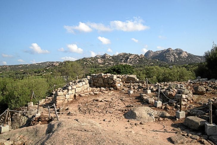 Arzachena tem uma rica história que remonta à Idade do Bronze. A cidade abriga vários sítios arqueológicos importantes, incluindo o nuraghe Albucciu, um dos maiores nuraghes da Sardenha. 
