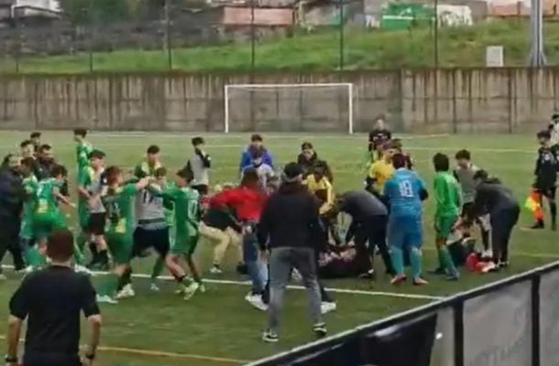 Vídeo: torneio de futebol juvenil acaba em pancadaria em Portugal