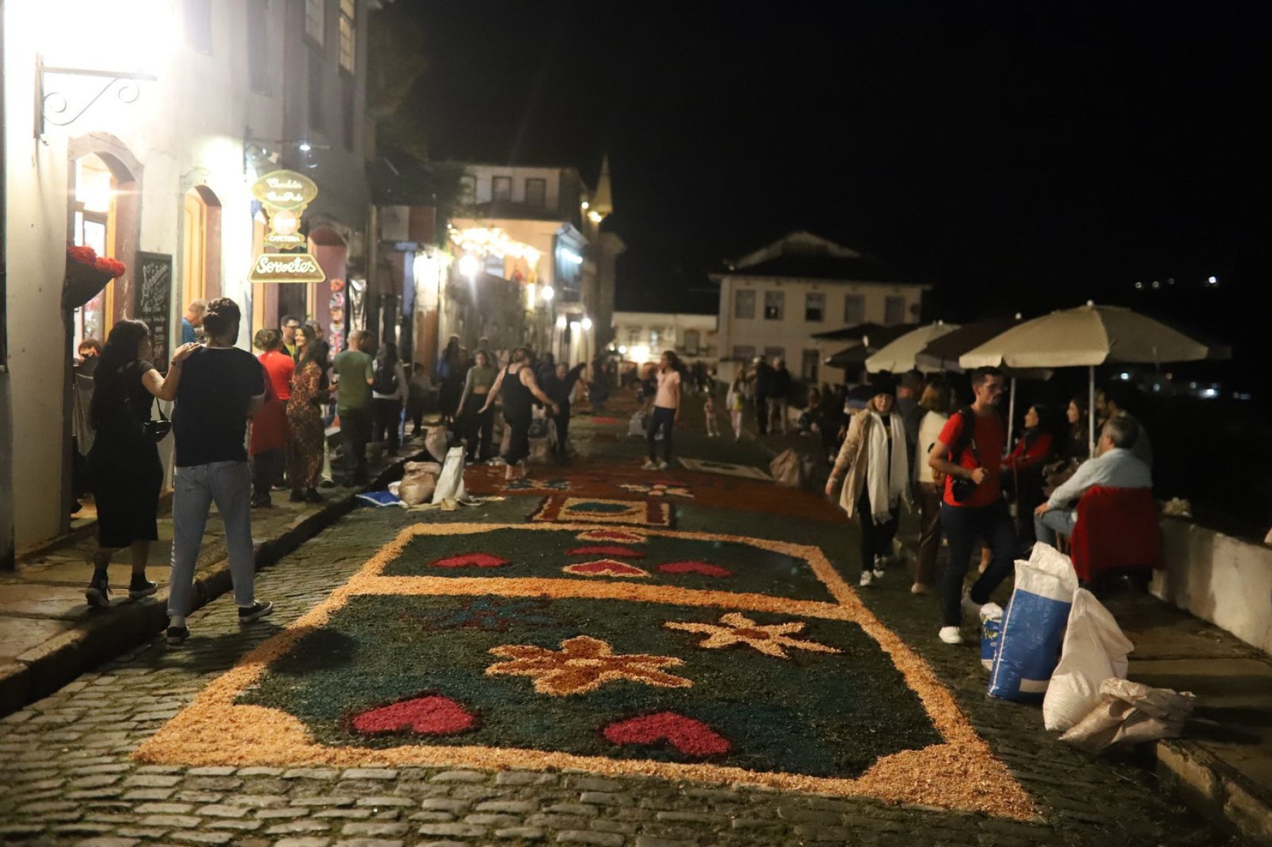 Moradores de Minas capricham nos tapetes devocionais para a Procissão da Ressureição-Patrick de Araújo/Prefeitura de Ouro Preto/divulgação