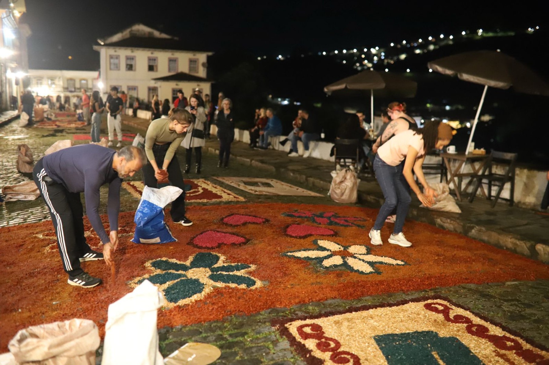 Moradores de Minas capricham nos tapetes devocionais para a Procissão da Ressureição
-Patrick de Araújo/Prefeitura de Ouro Preto/divulgação