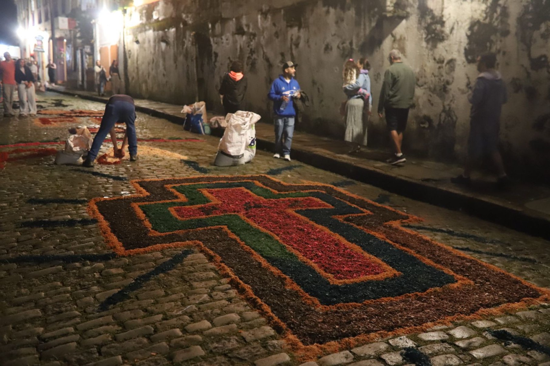 Moradores de Minas capricham nos tapetes devocionais para a Procissão da Ressureição-Patrick de Araújo/Prefeitura de Ouro Preto/divulgação
