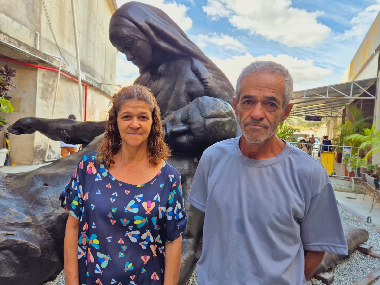 Ivana levou o irmão José Denilson para assistir a solenidade na Catedral Cristo Rei Missa na Catedral Cristo Rei