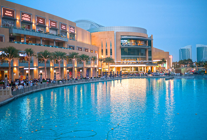 Dubai Mall (Dubai, Emirados Árabes Unidos) - Maior shopping do mundo, tem 1,1 milhão de m².  Comporta 1.200 lojas, parque com decoração em homenagem à Sega Eletronics, desenvolvedora e produtora de jogos eletrônicos. 