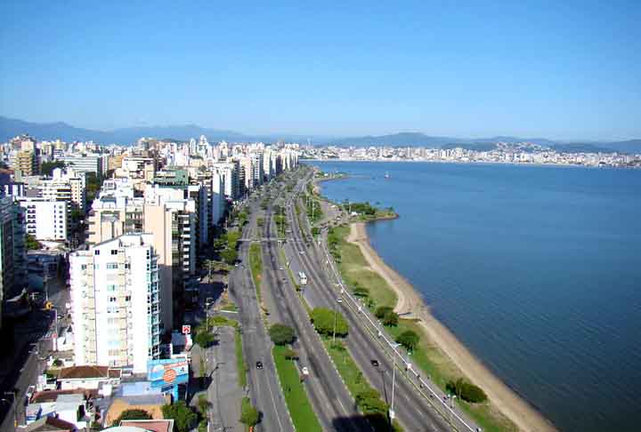 Florianópolis (395º lugar): "Floripa" é a capital do estado de Santa Catarina e um dos destinos turísticos mais populares do Brasil. A cidade se destaca por suas belas praias, lagoas, dunas, Mata Atlântica preservada, arquitetura colonial, além de boates badaladas e restaurantes requintados.