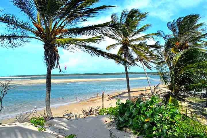 Praia de MacapÃ¡ - Localizada na cidade de LuÃ­s Correia, Ã© dotada de Ã¡guas mornas e calmas, porÃ©m com ventos constantes. Ideal para passeios em famÃ­lia e prÃ¡tica de kitesurf.

