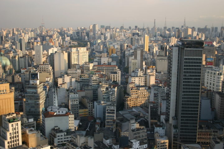 São Paulo é um centro financeiro, comercial e cultural de importância global. A cidade abriga grandes empresas nacionais e internacionais, bancos, instituições de ensino renomadas e diversos eventos culturais para todos os gostos.