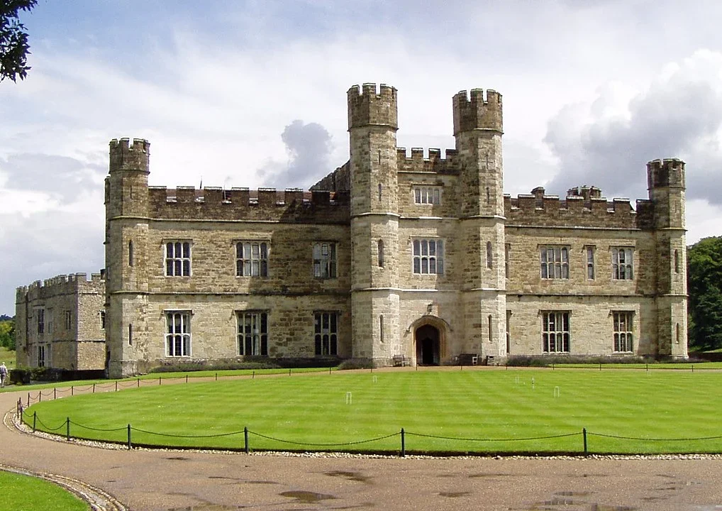 Castelo de Leeds - Kent, Inglaterra - Construído em 1119 por Robert de Crevecoeur para substituir o anterior solar de Esledes, o castelo tornou-se num palácio Real para Eduardo I de Inglaterra em 1278. Mas sofreu muitas alterações e hoje se assemelha mais um palácio. 