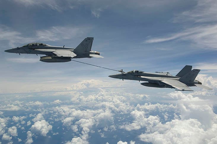 O F-18 Super Hornet tem um sistema de reabastecimento aéreo chamado buddy-buddy em que um avião passa o combustível para o outro (foto). 