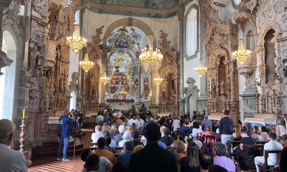 Após a missa, celebrada pelo monsenhor Geraldo Magela, foi feita uma celebração no mausoléu da família, onde Tancredo está enterrado -  (crédito: Edesio Ferreira/EM/D.A Press)