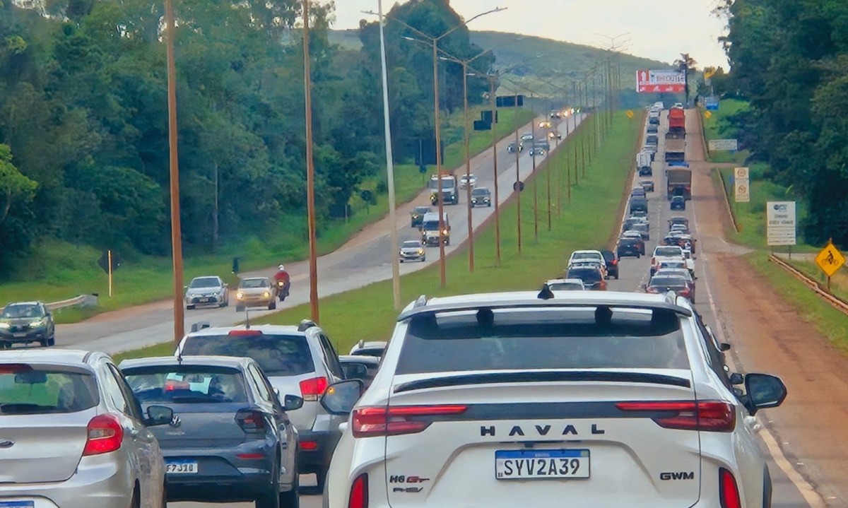 Tr&acirc;nsito intenso na tarde desta segunda-feira (21/4), no feriado de Tiradentes, na BR-040 -  (crédito: Jair Amaral/EM/D.A Press)