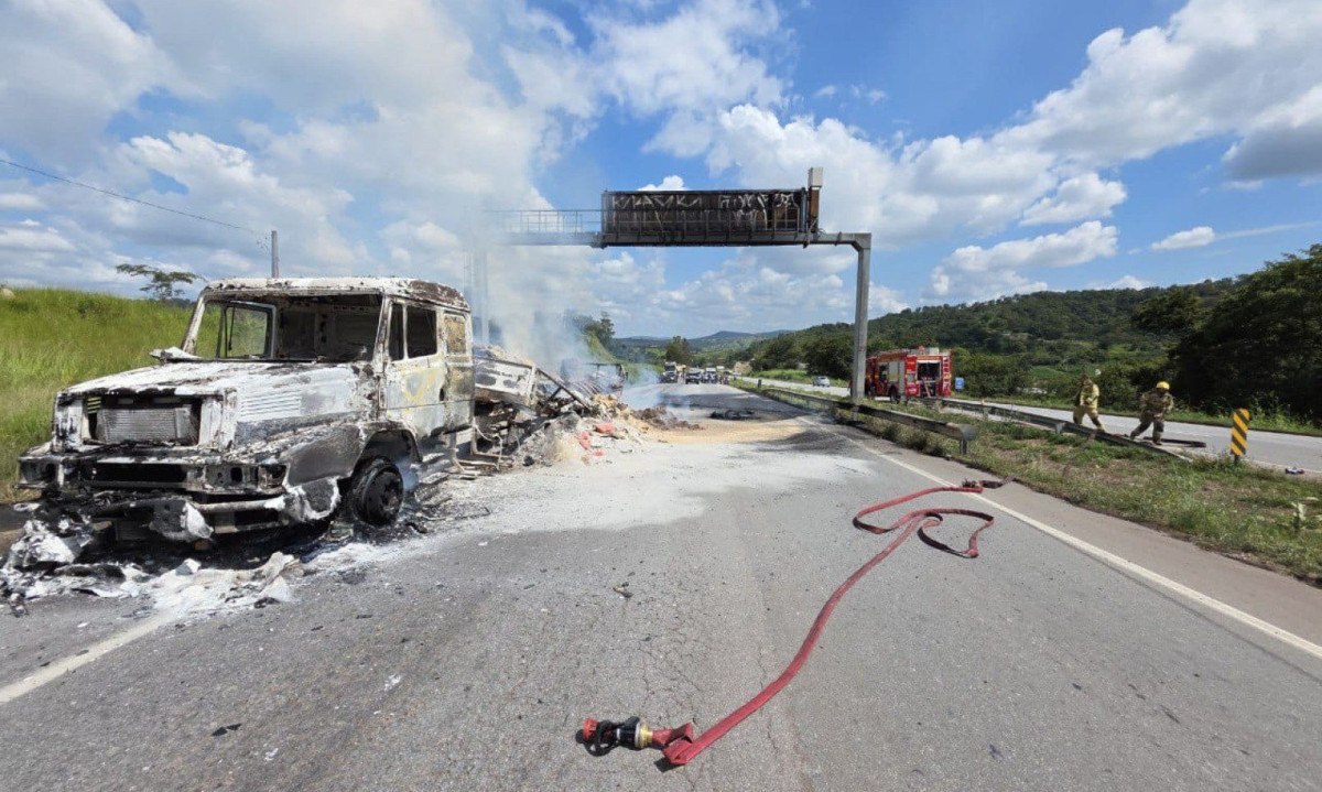Caminhão foi totalmente destruído pelo fogo em Pará de Minas -  (crédito: Divulgação/CBMMG)