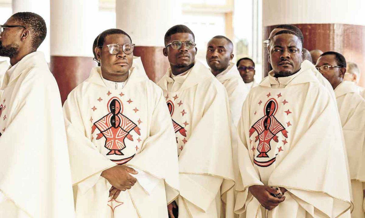 Padres africanos: Continente foi onde o catolicismo mais se fortaleceu sob o papado de Francisco - (crédito: Daniel Beloumou Olomo/AFP ) Padres africanos: Continente foi onde o catolicismo mais se fortaleceu sob o papado de Francisco - (crédito: Daniel Beloumou Olomo/AFP )