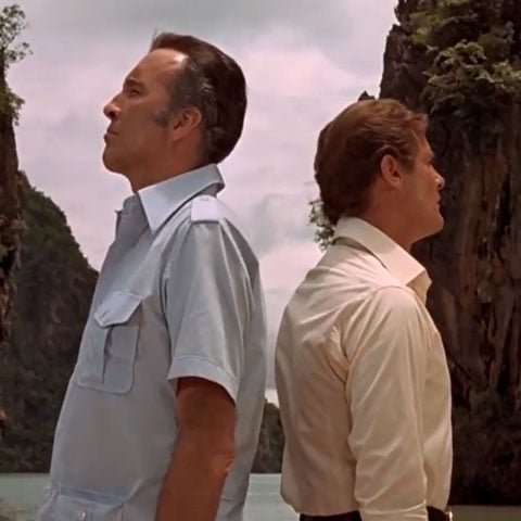 Batalha de armas - "007 contra O Homem com a Pistola de Ouro" (1974): Bond encontra Francisco Scaramanga em sua ilha e participa de um duelo com o inimigo. A disputa começa na praia e termina em uma casa de espelhos. No final, decide-se quem é o melhor homem com arma.