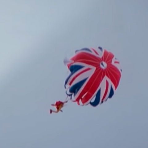 Fuga de Paraquedas - "007-O espiÃ£o que me amava" (1977): ApÃ³s batalhar com agentes inimigos esquiando por uma montanha de gelo, Bond cai de um penhasco. A abertura de um paraquedas com a bandeira britÃ¢nica salva o agente e entra para a histÃ³ria.