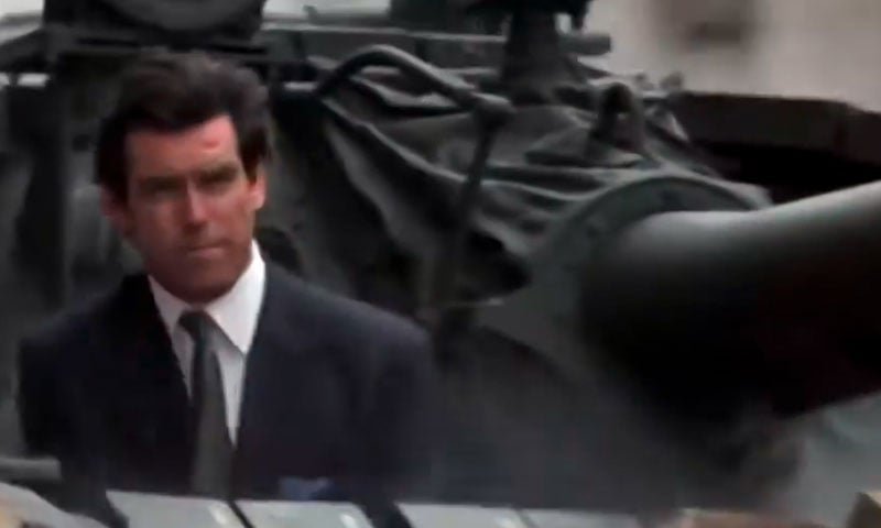 Tanques pela cidade" - "007 contra Goldeneye" (1995): Perseguir vilões pela cidade inteira sempre é difícil. Porém, dirigir um tanque sem se preocupar com o que é destruído no caminho pode ajudar um pouco.
