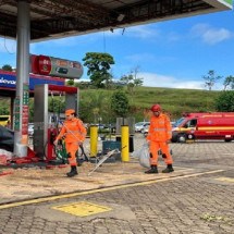 Carro desgovernado invade posto de combustível e fere seis pessoas - PRF